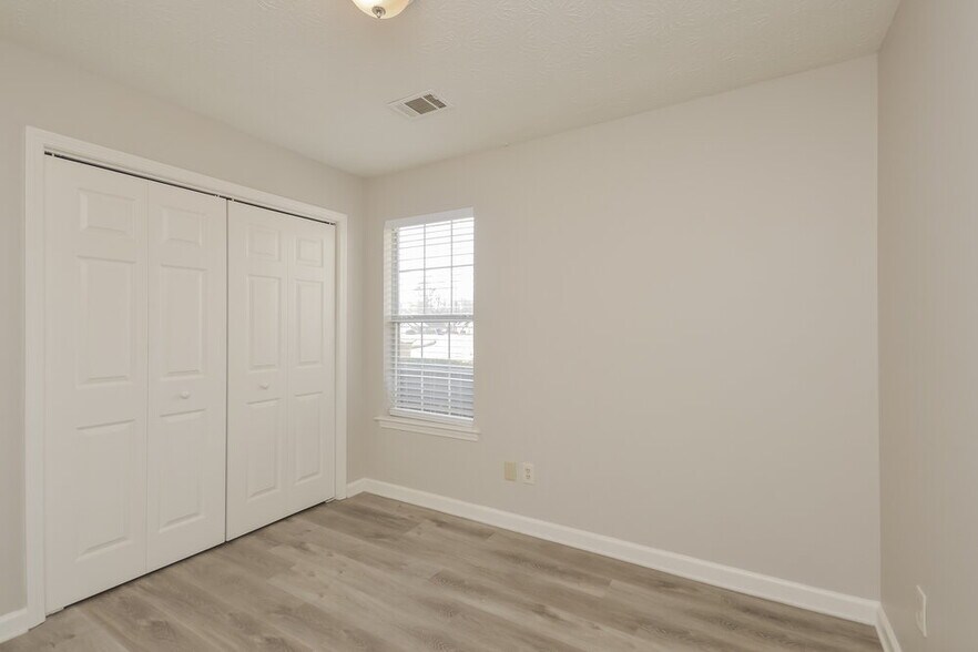 Building Photo - 204 Adam Cir