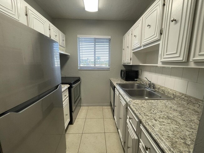 Building Photo - 306 E Ocean Ave