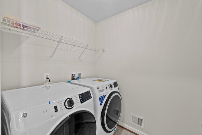 Building Photo - Embrace Elegant Living in Gainesville!