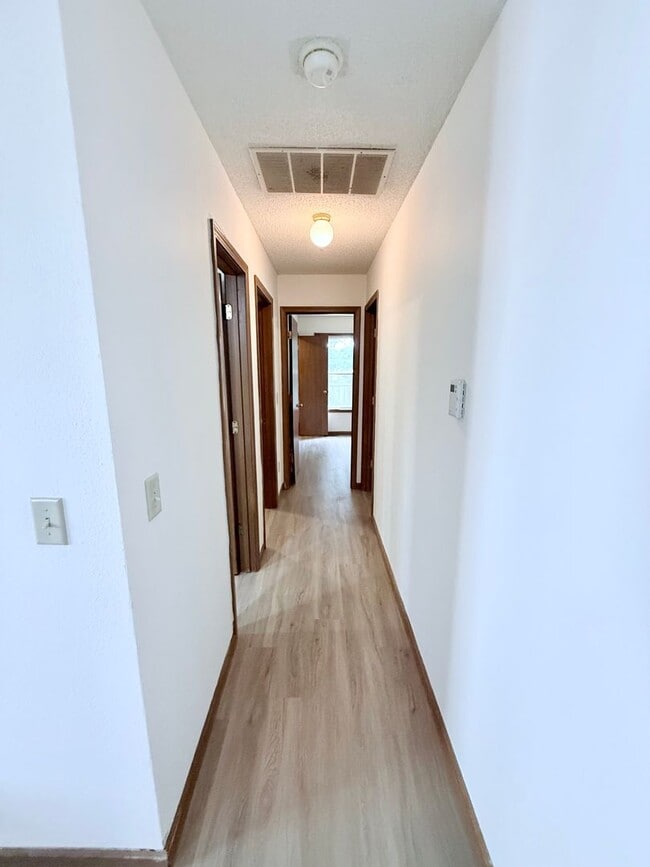 Building Photo - Great 3 Bed 2 Bath 2 Car Garage Flat Duplex- Pets ok!