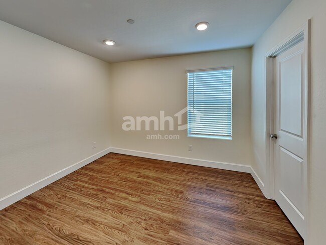 Building Photo - 5957 W Larkspur Dr