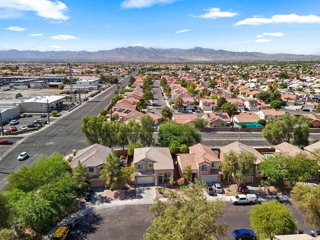 Building Photo - NW!! GATED!! Playground!!!Low maintenance ...