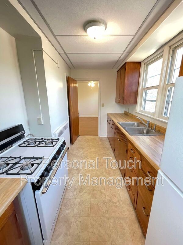 Building Photo - 517 12th Ave N