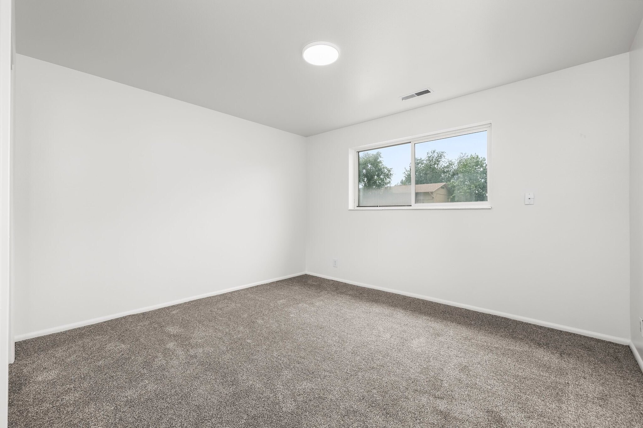 Building Photo - 1069 S 80 E