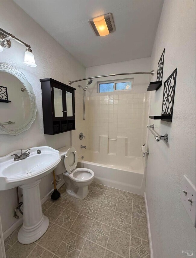 Building Photo - 17 Romine Way