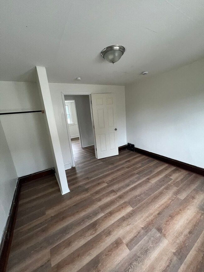 Building Photo - Charming 4-Bedroom Single-Family Home in C...