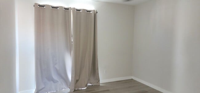Building Photo - Spacious 4-bedroom Home Available in Desert Shores!