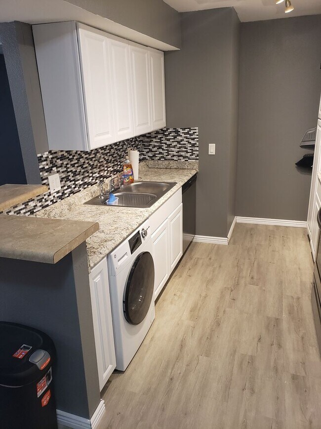 Building Photo - Spacious 2 Bedroom 2 Bath Condo in The Arbors!