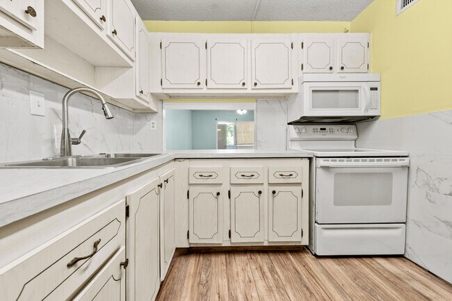 Building Photo - 2770 Garden Dr S