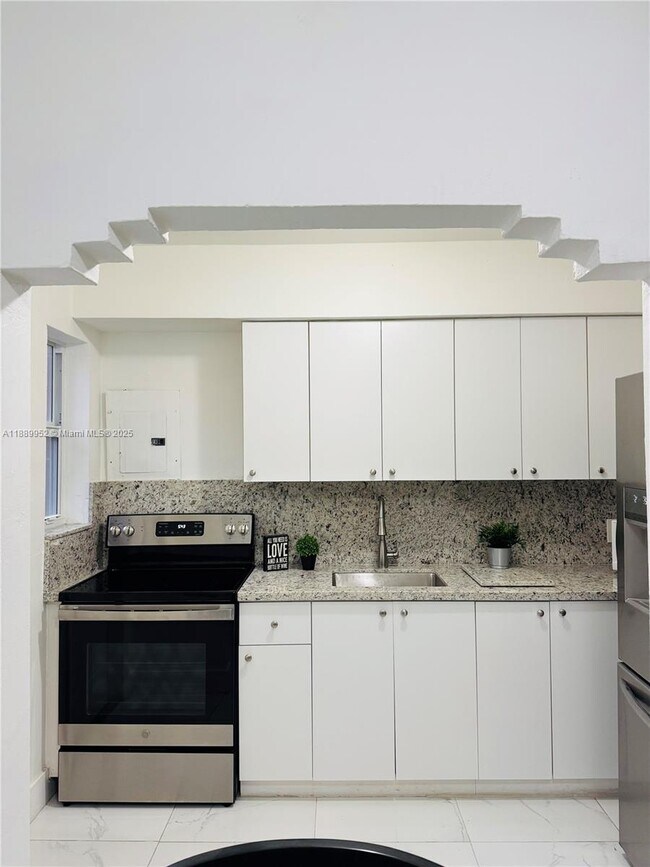 Building Photo - 3175 SW 27th Terrace