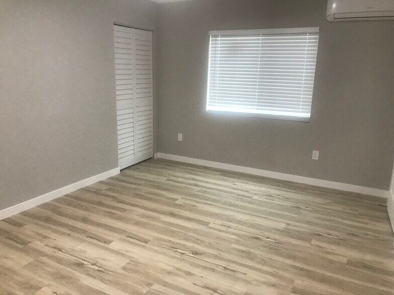 Building Photo - 7880 Laurelridge Rd