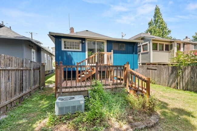Building Photo - Spacious 3 bedroom, 1 Bath House in Inner SE Portland - Everything Right at Your Doorstep!