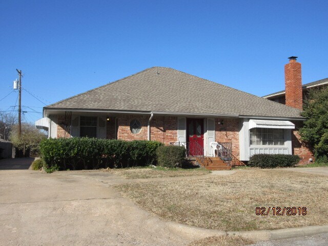Building Photo - 3615 N Drexel Blvd