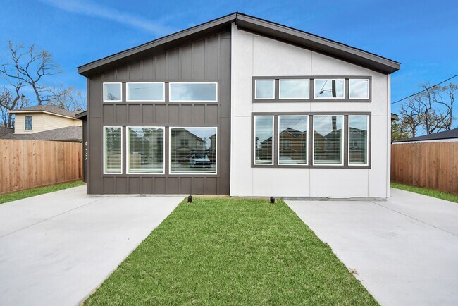 Building Photo - 8125 Cabot St