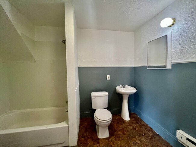 Building Photo - 3305 E Overlook Rd