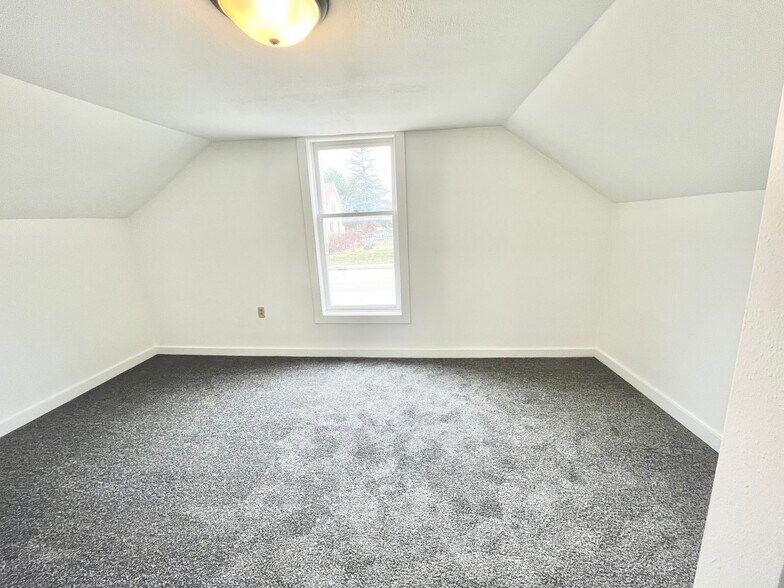 Building Photo - 210 Main St