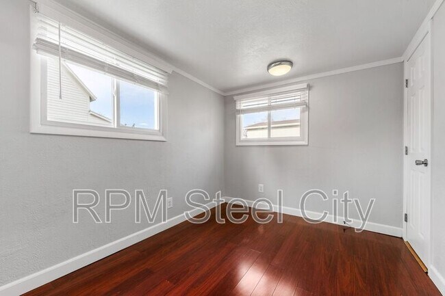 Building Photo - 903 W 15th St