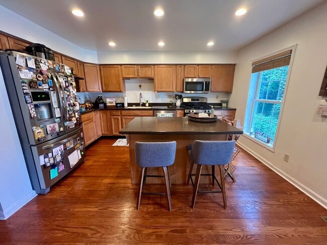 Building Photo - Stunning 3-Bedroom Townhome with 1-Car Gar...
