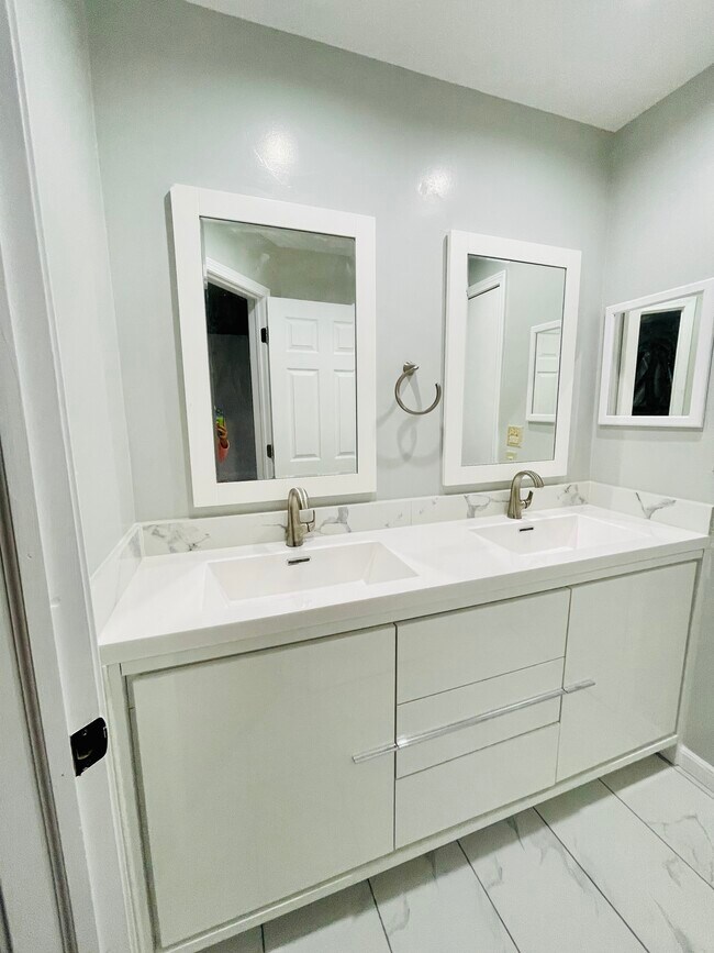 Master Bathroom - 111 White Pine Dr
