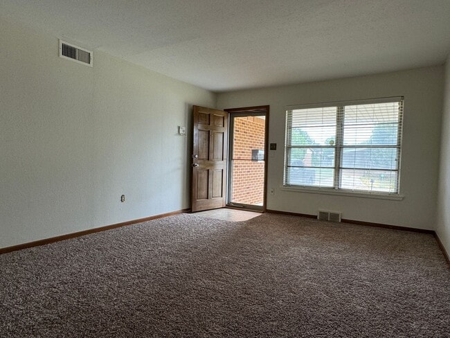 Building Photo - 4512 NW Cheyenne Ave