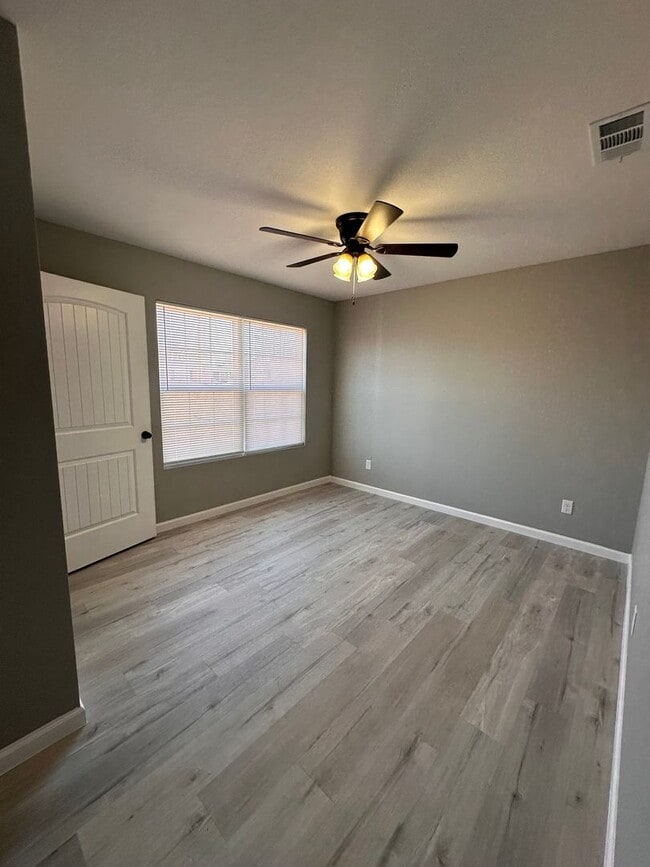 Building Photo - 3 Bed 2 Bath Brick Home with Fenced in Backyard