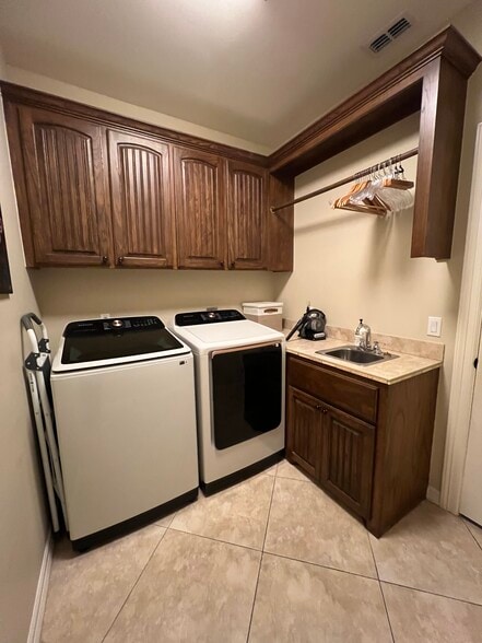 Building Photo - 2100 Rice Ave