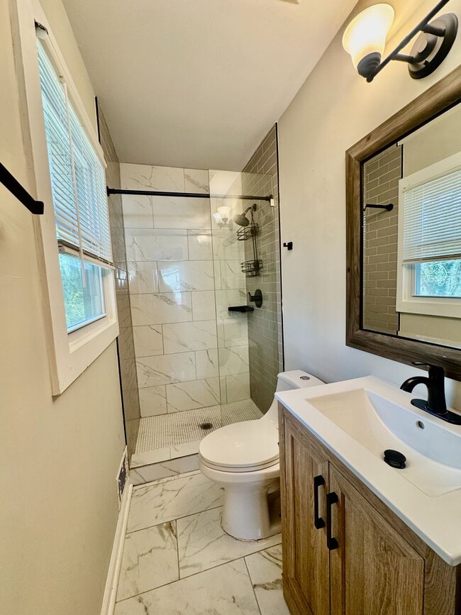 Building Photo - Awesome in Atlanta - 4 Bedrooms