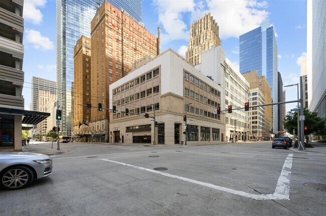 Building Photo - 705 Main St