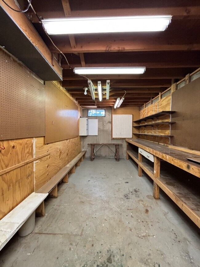 Building Photo - 1951 Elmwood Dr E