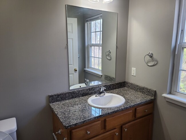 Building Photo - 3 Bedroom 2 1/2 bath townhouse in Waynesbo...