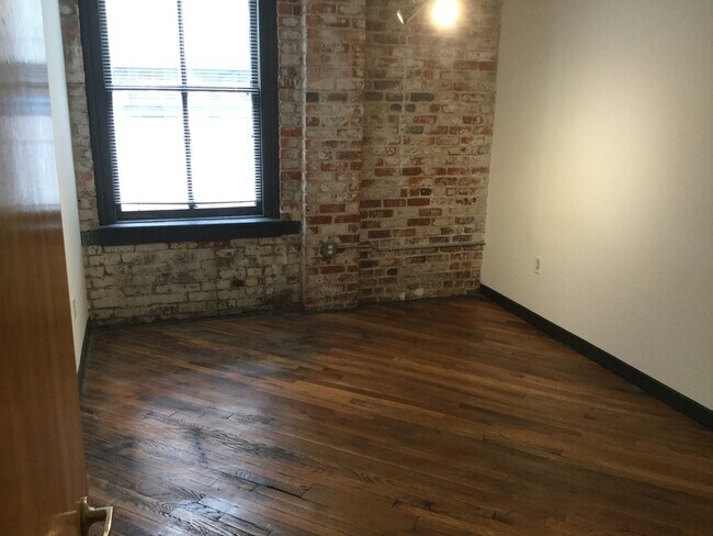 Building Photo - 1318 W Broad St