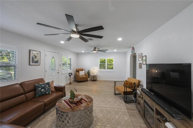 Building Photo - 702 Gray St S