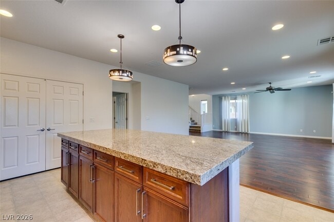 Building Photo - 10465 Saddle Mountain St