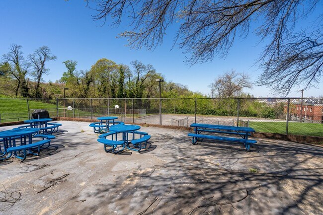 Building Photo - Lovely 3 BR/2 BA Condo in Barry Farm!