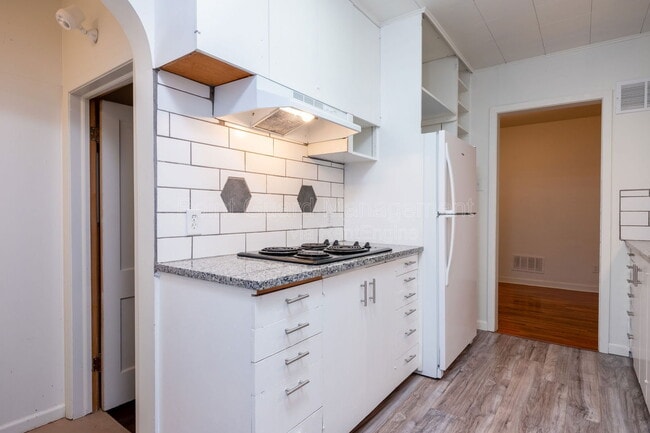 Building Photo - 619 N Glendale St