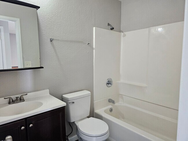 Building Photo - 4 Bedroom Bi Level with Large Yard and 2 Car Garage