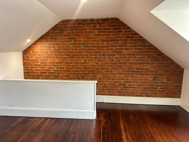 Building Photo - Accepting Section 8 - 3 Bedroom 1 Bath Hom...