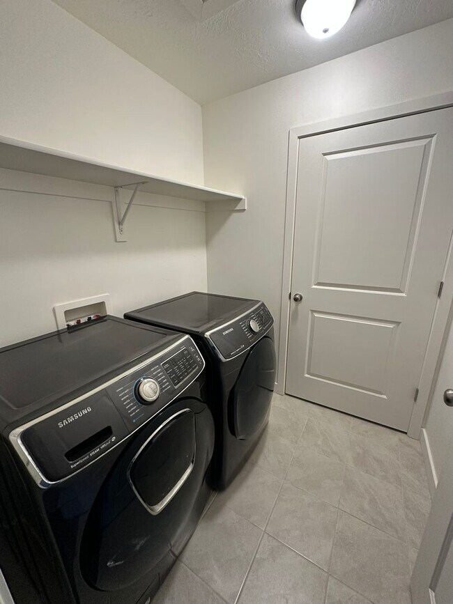 Building Photo - Deposit Moves You In! Modern 3 Bed, 2.5 Bath Townhome in West Haven!