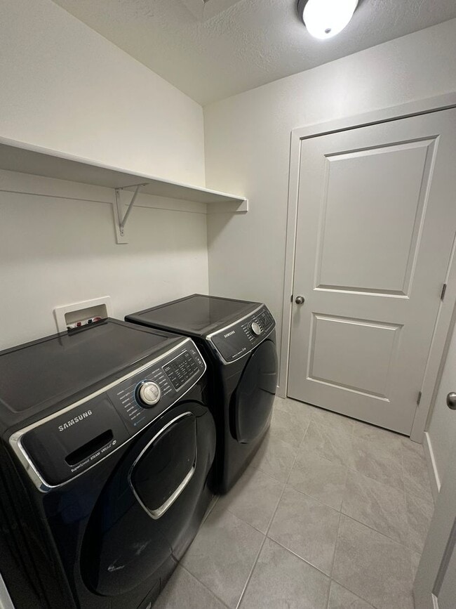 Building Photo - Tiered Rent + $800 Amazon Gift Card + 2 Weeks Free! 3 Bed 2.5 Bath Townhome in West Haven!