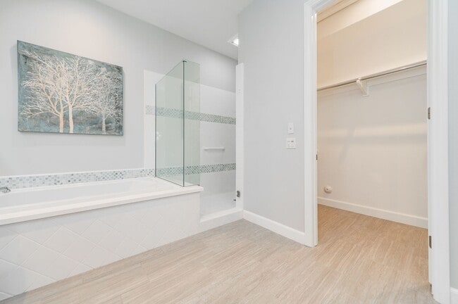 Building Photo - Fully Renovated 2 Bed, 2.5 Bath + Den Single Story Home Available NOW in Eastwood Village in Irvine!