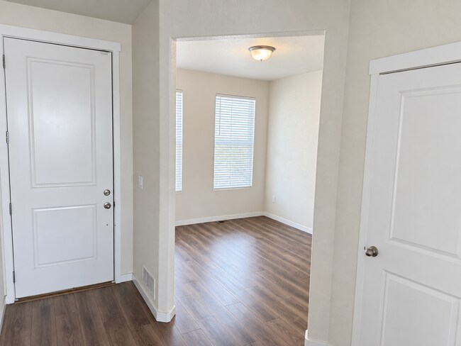 Building Photo - 5174 Roundhouse Dr