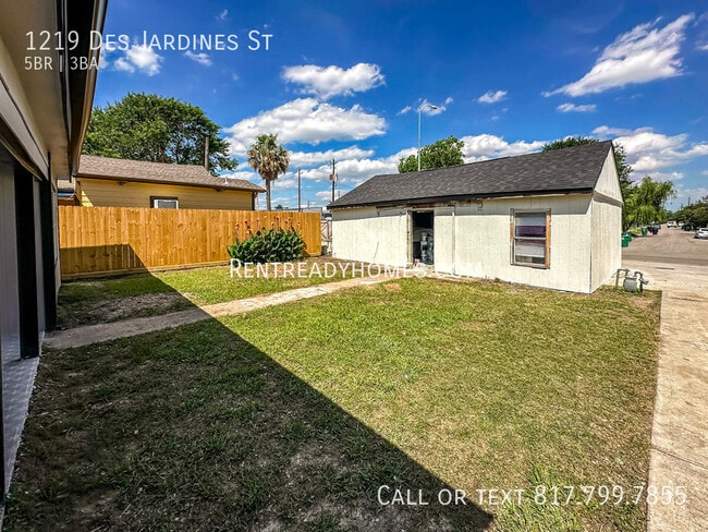 Building Photo - 1219 Des Jardines St