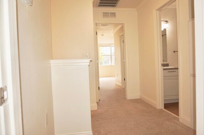 Building Photo - 765 Majestic Dr