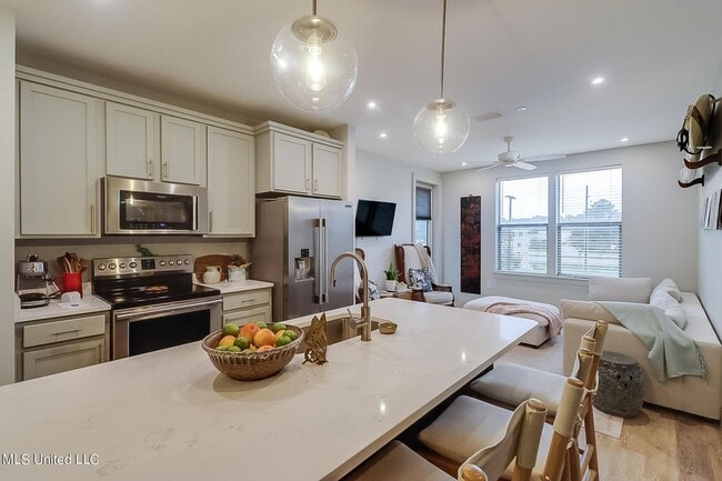 Building Photo - 2 Bed 2 Bath Condo - Open Concept at the I...