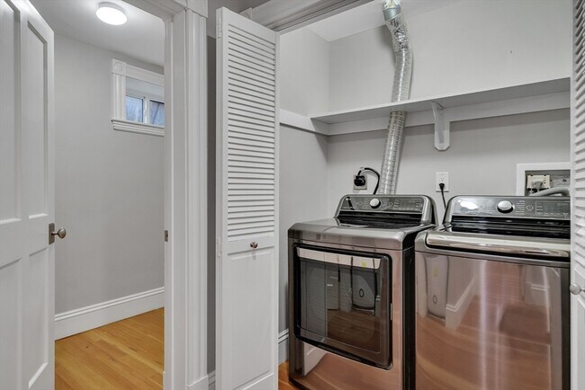 Building Photo - 16 Traymore St