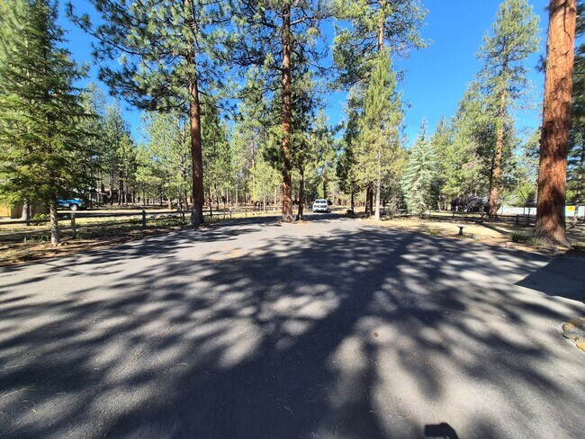 Building Photo - 3BR/2BA Retreat in Tollgate development - Sisters