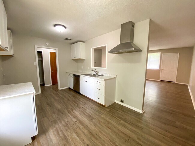 Building Photo - 3 bedroom 2 bathroom near Ramill and St Elmo