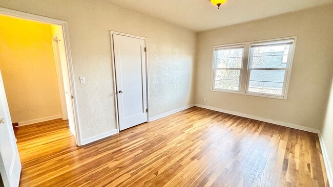 Building Photo - Modern Comfort in the Heart of Hosford Abernethy!