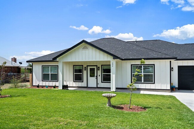 Building Photo - 204 Shadow Mountain Dr