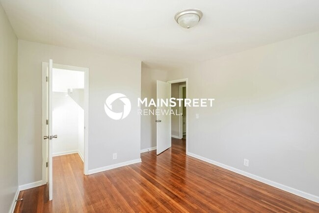 Building Photo - 4 Bedroom Pet-Friendly Home in NASHVILLE, TN with Main Street Renewal